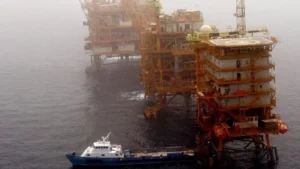 Harga minyak global melonjak usai serangan drone di Dubai